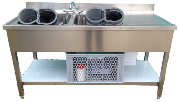 Double sink unit with instantaneous water heater